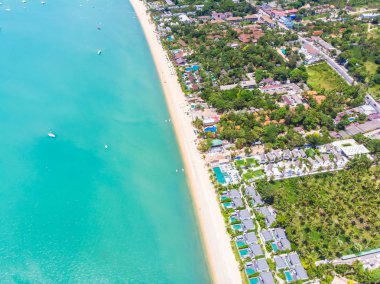 Seyahat ve tatil için adada güzel tropikal plaj ve deniz ağaçları ile havadan görünümü