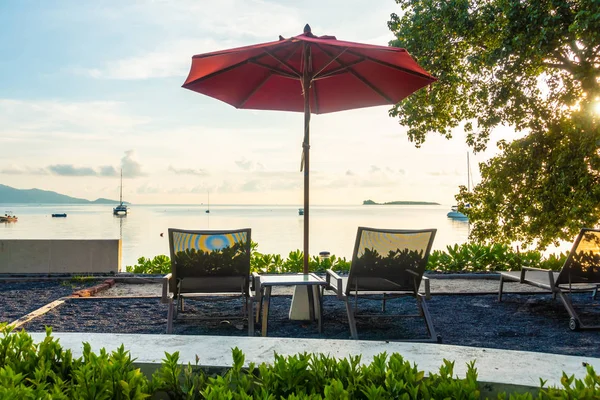 Güzel tropikal deniz okyanus ve plaj şemsiye ve sandalye seyahat ve tatil için