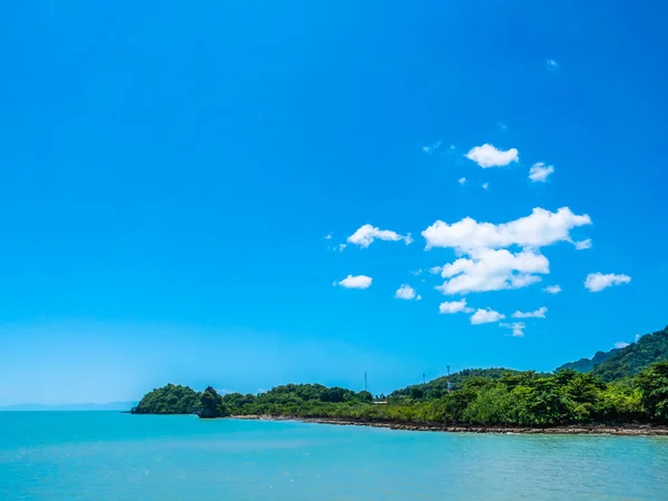 Piękne Tropikalne Morze Ocean Biały Chmury Tle Błękitnego Nieba Podróże — Zdjęcie stockowe