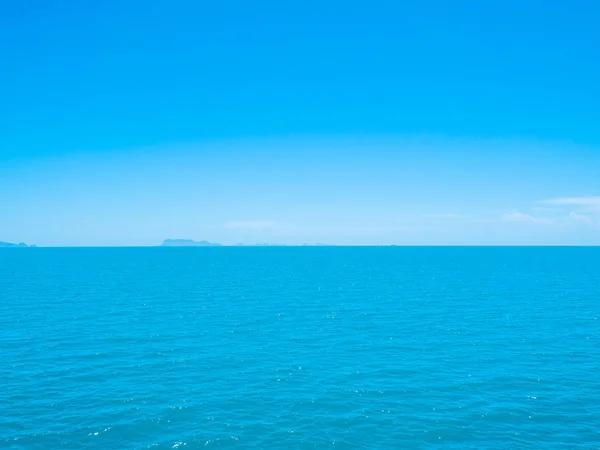 Mar Tropical Bonito Oceano Com Nuvem Branca Fundo Azul Céu — Fotografia de Stock