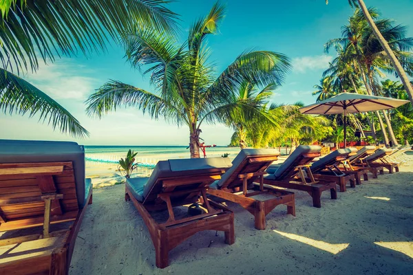 美丽的户外海景与雨伞和椅子围绕椰子棕榈树的旅行和度假 — 图库照片