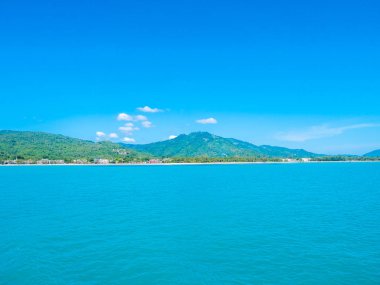 Güzel deniz ve okyanus kopya alanı için metin bulut beyaz ve mavi gökyüzü zemin üzerine