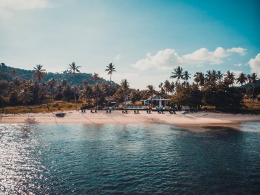 Güzel tropikal plaj ve deniz hurma ve koh samui Adası seyahat ve tatil için diğer ağacında havadan görünümü