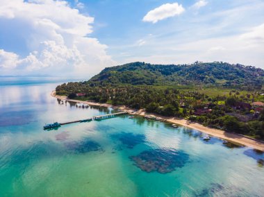 Güzel tropikal plaj ve deniz hurma ve koh samui Adası seyahat ve tatil için diğer ağacında havadan görünümü
