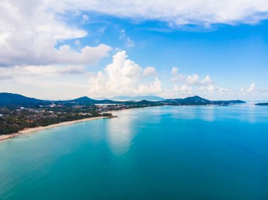Güzel tropikal plaj ve deniz hurma ve koh samui Adası seyahat ve tatil için diğer ağacında havadan görünümü