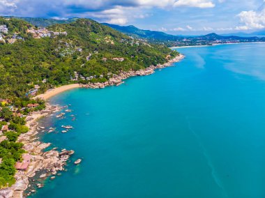 Güzel tropikal plaj ve deniz hurma ve koh samui Adası seyahat ve tatil için diğer ağacında havadan görünümü
