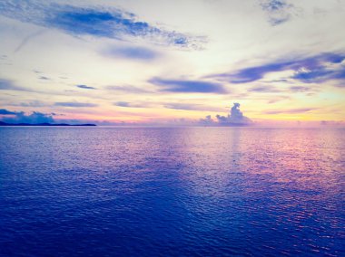 Güzel tropikal plaj ve deniz hurma ve koh samui Adası Tayland tatil ve seyahat için günbatımı zaman diğer ağacında havadan görünümü