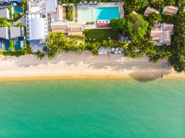 Güzel tropikal plaj ve deniz hurma ve koh samui Adası seyahat ve tatil için diğer ağacında havadan görünümü