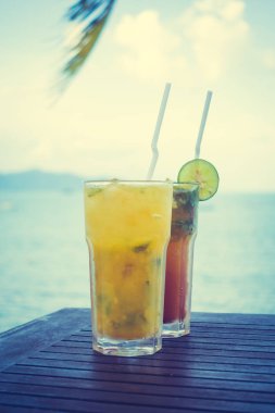 Mojito cam tropikal deniz okyanus ve Plajı manzaralı içme buz