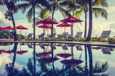 Güzel lüks otel ve tatil seyahat ve tatil için sandalye ve şemsiye ile açık yüzme havuzu