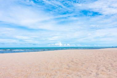 Seyahat ve tatil için güzel tropikal plaj ve deniz manzara