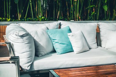 Kanepe dekorasyon açık veranda tropikal ve doğa manzaralı konforlu yastık