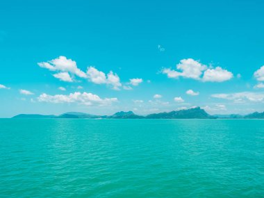 Seyahat ve tatil için mavi gökyüzü arka plan üzerinde beyaz bulut ile güzel tropikal deniz okyanus