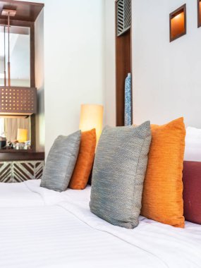 Otel yatak odasında ışık lamba dekorasyonu ile yatakta rahat yastık