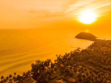 Güzel tropikal plaj ve deniz Island günbatımı zaman seyahat ve tatil için havadan görünümü