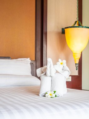 Beyaz fil havlu ve yatak otel yatak odası iç dekorasyonda rahat yastık