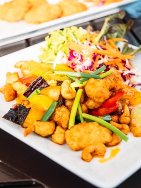 Fried chicken ile kaşu somun beyaz plaka - Tay gıda tarzı