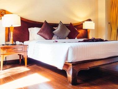 Otel yatak odasında ışık lamba dekorasyonu ile yatakta rahat yastık