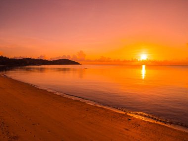 Güzel tropikal plaj ve okyanus yatay, bulut ve gökyüzü gündoğumu veya günbatımı zaman seyahat ve tatil için