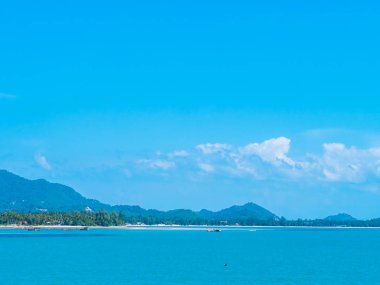 Güzel deniz ve okyanus kopya alanı için metin bulut beyaz ve mavi gökyüzü zemin üzerine