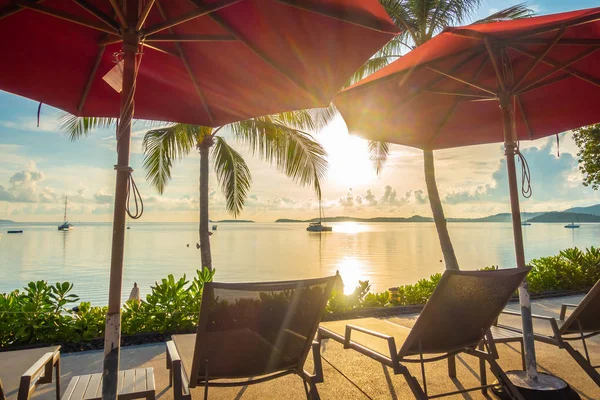 Güzel tropikal deniz okyanus ve plaj şemsiye ve sandalye seyahat ve tatil için