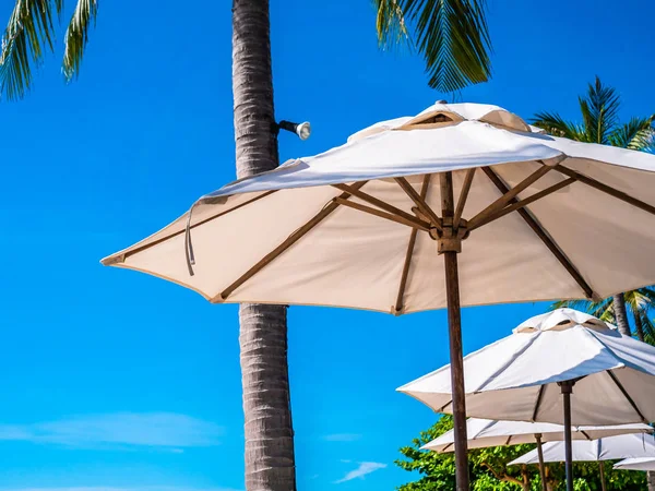 Biały Parasol Palmy Kokosowe Morze Ocean Tle Błękitnego Nieba Podróże — Zdjęcie stockowe
