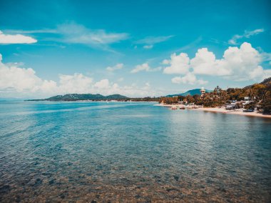 Koh samui Adası Tatil ve seyahat için mavi gökyüzünde üzerinde pek çok ağaç ve beyaz bulut deniz ve plaj güzel havadan görünümü