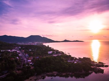 Güzel tropikal plaj ve deniz hurma ve koh samui Adası Tayland tatil ve seyahat için gündoğumu zaman diğer ağacında havadan görünümü