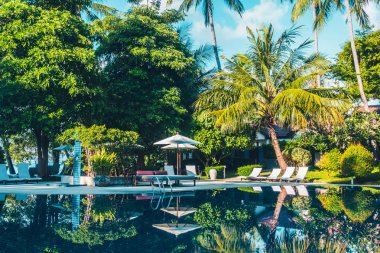 Güzel lüks otel ve tatil seyahat ve tatil için sandalye ve şemsiye ile açık yüzme havuzu