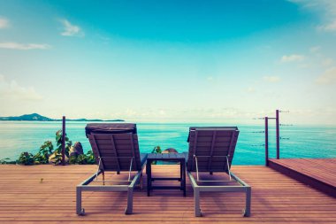 Güzel tropikal deniz okyanus ve mavi gökyüzü arka plan Oda Veranda balkon seyahat ve tatil için