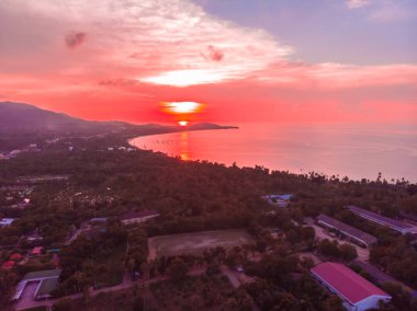 Güzel tropikal plaj ve deniz hurma ve koh samui Adası Tayland tatil ve seyahat için günbatımı zaman diğer ağacında havadan görünümü