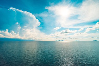 Güzel beyaz bulut mavi gökyüzü ve deniz ya da okyanus arka planı için