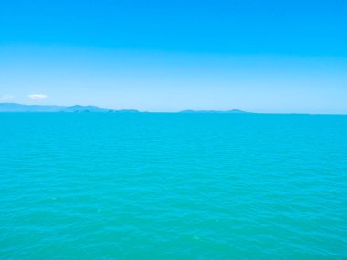 Seyahat ve tatil için mavi gökyüzü arka plan üzerinde beyaz bulut ile güzel tropikal deniz okyanus