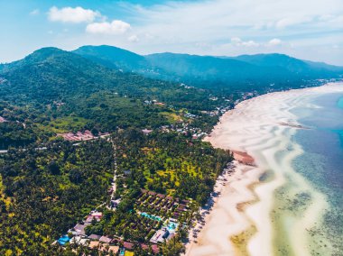 Seyahat ve tatil için adada güzel tropikal plaj ve deniz ağaçları ile havadan görünümü