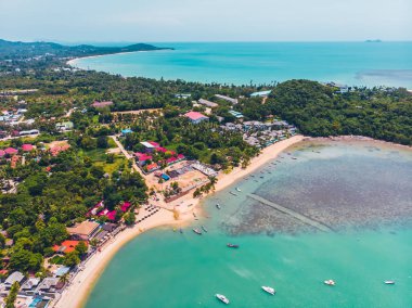 Seyahat ve tatil için adada güzel tropikal plaj ve deniz ağaçları ile havadan görünümü