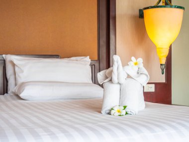 Beyaz fil havlu ve yatak otel yatak odası iç dekorasyonda rahat yastık