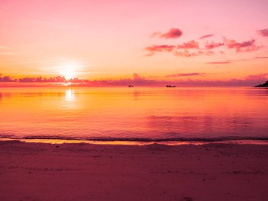 Güzel tropikal plaj ve okyanus yatay, bulut ve gökyüzü gündoğumu veya günbatımı zaman seyahat ve tatil için