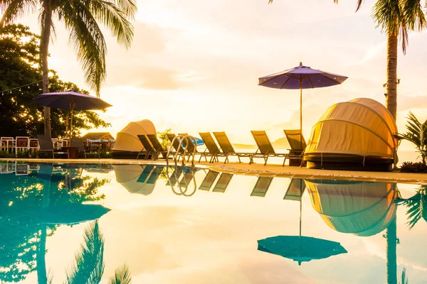 Bela Vista Livre Com Guarda Chuva Cadeira Torno Piscina Hotel — Fotografia de Stock