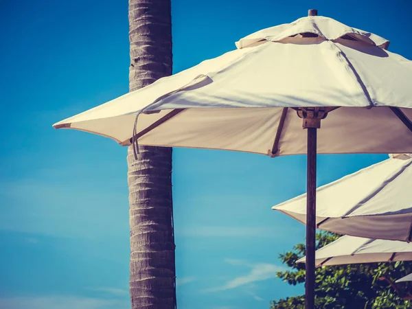 Ombrello Bianco Con Palma Cocco Con Oceano Mare Sfondo Cielo — Foto Stock