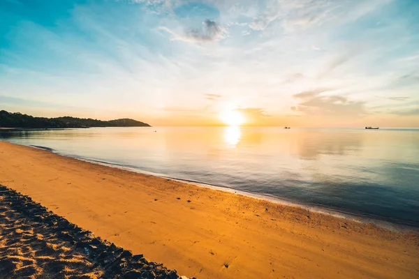 Günbatımı Zaman Tropik Cennet Ada Plaj Deniz Ile Hindistan Cevizi — Stok fotoğraf