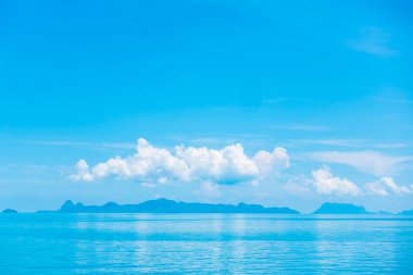 Güzel deniz ve okyanus mavi gökyüzü arka plan bulut ile