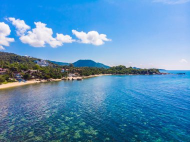 Koh samui Adası Tatil ve seyahat için mavi gökyüzünde üzerinde pek çok ağaç ve beyaz bulut deniz ve plaj güzel havadan görünümü