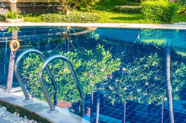 Güzel lüks otel ve resort tatil seyahat ve tatil için merdiven ile açık yüzme havuzu