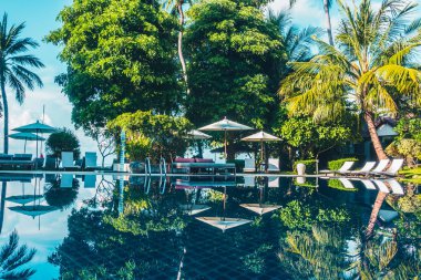 Güzel lüks otel ve tatil seyahat ve tatil için sandalye ve şemsiye ile açık yüzme havuzu