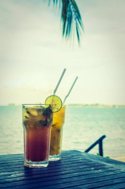 Mojito cam tropikal deniz okyanus ve Plajı manzaralı içme buz