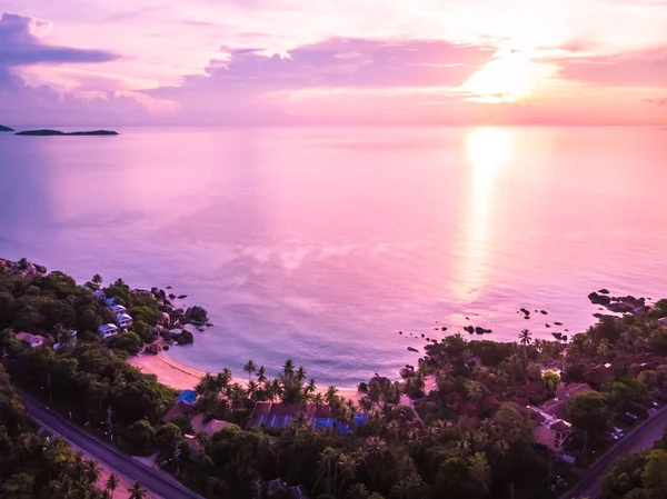 美しい熱帯のビーチとパーム島サムイ島タイ休暇および旅行のため日没時に他の木と海の空撮 — ストック写真
