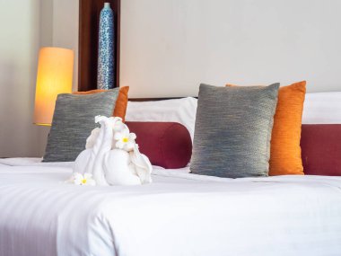 Otel yatak odasında ışık lamba dekorasyonu ile yatakta rahat yastık