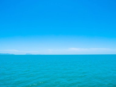 Seyahat ve tatil için mavi gökyüzü arka plan üzerinde beyaz bulut ile güzel tropikal deniz okyanus