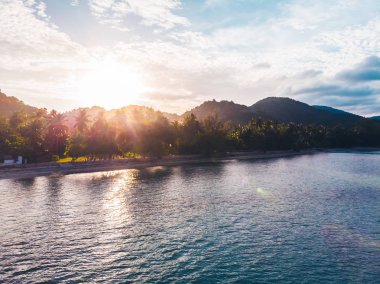 Güzel tropikal plaj ve deniz Island günbatımı zaman seyahat ve tatil için havadan görünümü