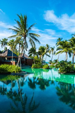Hindistan cevizi hurma ağacının etrafında seyahat ve tatil için deniz ve okyanus görünümü ile güzel açık yüzme havuzu